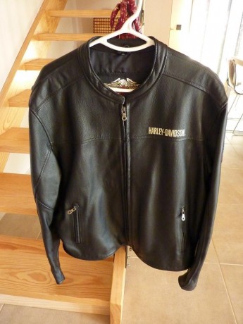 Muy buenas, tengo esta chaqueta dando vueltas por el armario desde que me la regalaron, la he llevado 01