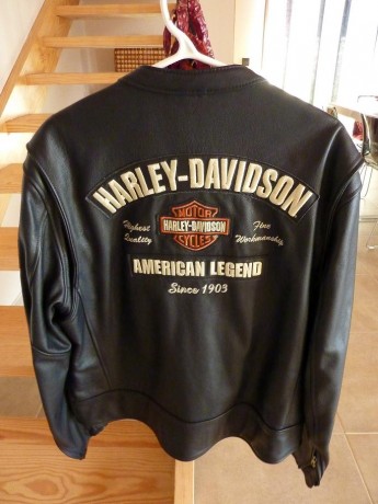 Muy buenas, tengo esta chaqueta dando vueltas por el armario desde que me la regalaron, la he llevado 00