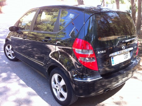 Hola

Vendo  MERCEDES BENZ
 Modelo  clase A 
matriculado en el año 2008
motor diesel 180 CDI.
72000 km
Todos 11