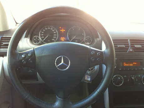 Hola

Vendo  MERCEDES BENZ
 Modelo  clase A 
matriculado en el año 2008
motor diesel 180 CDI.
72000 km
Todos 10