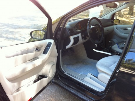 Hola

Vendo  MERCEDES BENZ
 Modelo  clase A 
matriculado en el año 2008
motor diesel 180 CDI.
72000 km
Todos 21