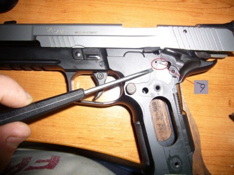 Desmontando las cachas he extraviado un muelle de seguridad en mi Sig Sauer P226 Six . adjunto foto de 30