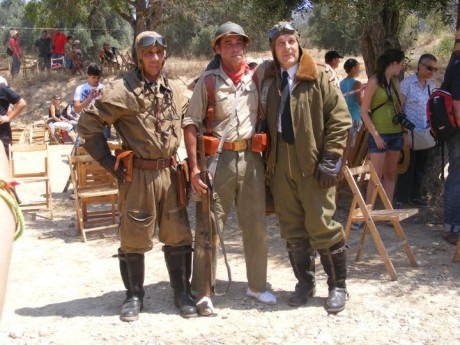  Buen corto !! pero hay una gran pega!! esos uniformes ni siquiera son españoles y esas escopetas de caza 152