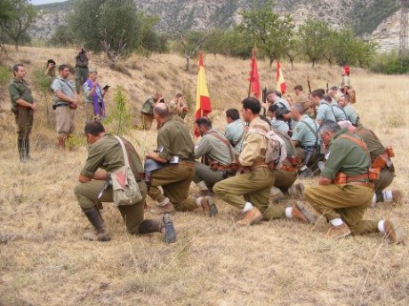  Buen corto !! pero hay una gran pega!! esos uniformes ni siquiera son españoles y esas escopetas de caza 171