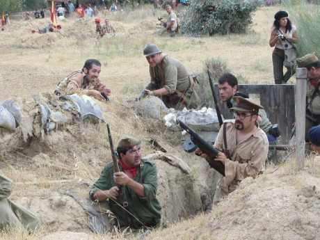  Buen corto !! pero hay una gran pega!! esos uniformes ni siquiera son españoles y esas escopetas de caza 170