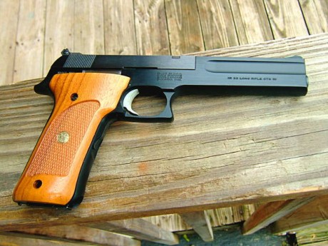 Hola: 
       Alguien del foro puede hablar de su experiencia  con estos modelos de pistolas de S&W, 00