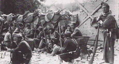  Buen corto !! pero hay una gran pega!! esos uniformes ni siquiera son españoles y esas escopetas de caza 10