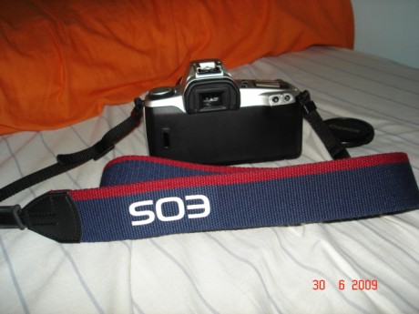 Vendo camara reflex analogica carrete 35mm,marca Canon EOS500 
Vendo camara reflex analogica carrete 35mm,marca 00