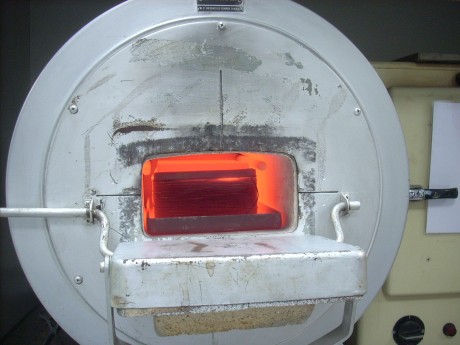 Pues como dispongo en el laboratorio de una estufa que alcanza los 900ºC (Es lo mas dificil de conseguir 110