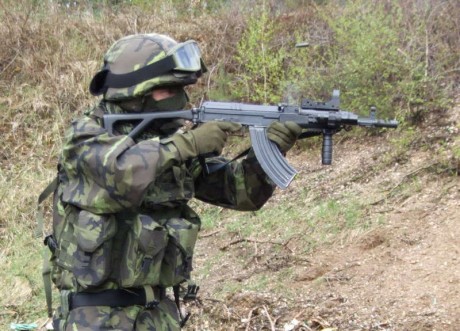 Saludos
Recientemente en algunas armerias de este pais se puede adquirir este modelo el Semopal Vz 58 70