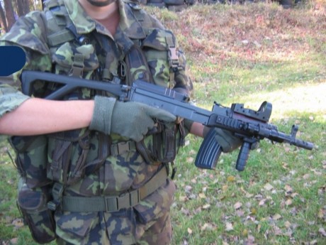 Saludos
Recientemente en algunas armerias de este pais se puede adquirir este modelo el Semopal Vz 58 80