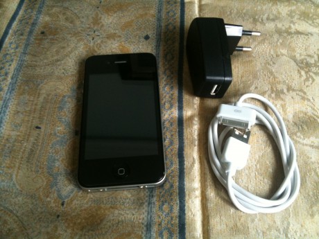 Vendo una réplica de alta calidad del iPhone 4.

Es libre de fábrica, válida para cualquier compañía.

Tiene 12