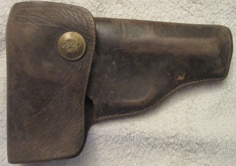 Hola: busco ayuda para identificar esta funda de pistola, por las dimensiones y desgastes creo que es 02