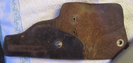 Hola: busco ayuda para identificar esta funda de pistola, por las dimensiones y desgastes creo que es 11