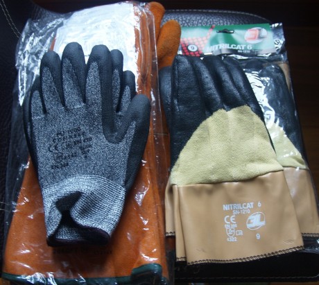 Lo dicho, vendo guantes varios de trabajo.

 2X Guantes de Soldar.  (Un par esta usado una sola vez para 02