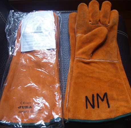 Lo dicho, vendo guantes varios de trabajo.

 2X Guantes de Soldar.  (Un par esta usado una sola vez para 01