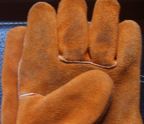 Lo dicho, vendo guantes varios de trabajo.

 2X Guantes de Soldar.  (Un par esta usado una sola vez para 00