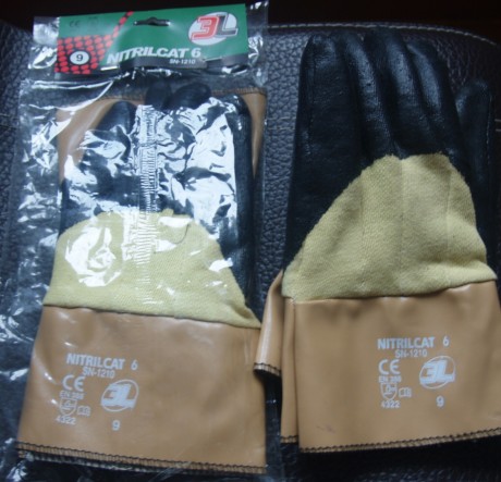 Lo dicho, vendo guantes varios de trabajo.

 2X Guantes de Soldar.  (Un par esta usado una sola vez para 11