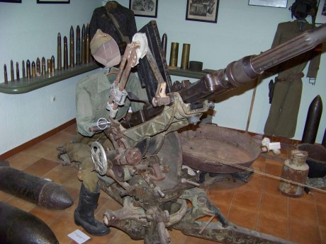  Buen corto !! pero hay una gran pega!! esos uniformes ni siquiera son españoles y esas escopetas de caza 120
