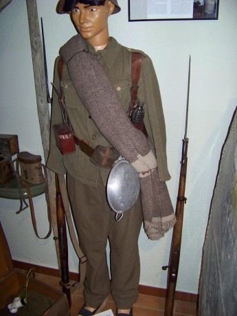  Buen corto !! pero hay una gran pega!! esos uniformes ni siquiera son españoles y esas escopetas de caza 131