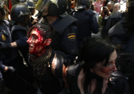 Hoy viendo el telediario de esta cadena , manifiesta que la policia se paso de la raya y actuo de manera 161
