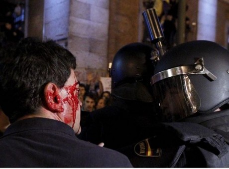 Hoy viendo el telediario de esta cadena , manifiesta que la policia se paso de la raya y actuo de manera 160