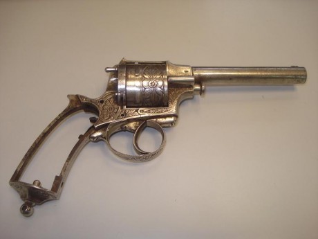 Hace tiempo que tengo este revolver aparcado y por fin me he animado a restaurarlo, pero me encuantro 02