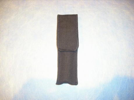 Hola!!!

Vendo Kobutan en polímero.
Longitud 15,3 centímetros. (6”)
Funda  cordura con cierre y lengüeta 12