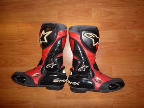 Llevan arrinconadas en el armario y creo que las carreras ya me quedan muy lejos.
son unas botas Alpinestars 00
