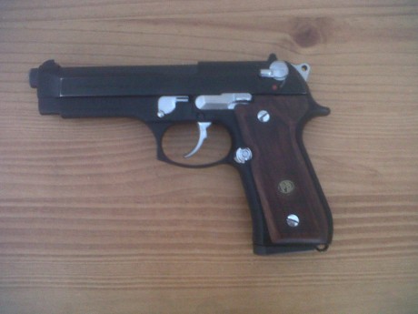 Pongo a la venta la Beretta 92 de mi padre. La vende por que cada vez va menos al tiro y no la utiliza, 01