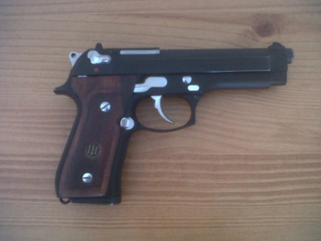 Pongo a la venta la Beretta 92 de mi padre. La vende por que cada vez va menos al tiro y no la utiliza, 00