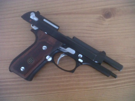 Pongo a la venta la Beretta 92 de mi padre. La vende por que cada vez va menos al tiro y no la utiliza, 12