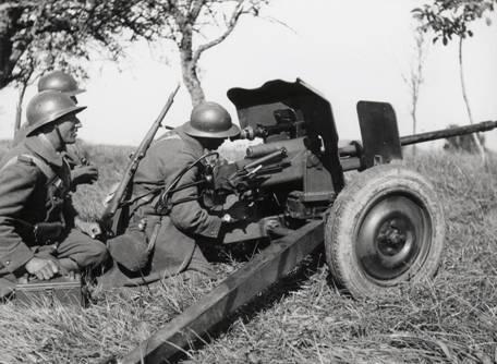  Buen corto !! pero hay una gran pega!! esos uniformes ni siquiera son españoles y esas escopetas de caza 61