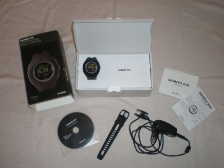 Con GPS, altímetro, barómetro, brújula en grados o en milésimas. Batería recargable.
Hora, hora dual, 02
