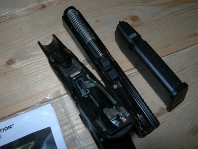 Aquí podeis ver unas fotos de las nuevas Glocks, la 4ª Generación, cambios en el interios, en la empuñadura 02