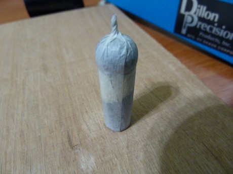 Hola, estoy preparándome unos cuantos cartuchos de papel de fumar con polvora negra, sémola y bola.
Son 41