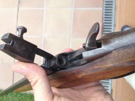 Debido a la muerte de un familiar muy aficionado a las armas, hemos encontrado varias armas antiguas, 00