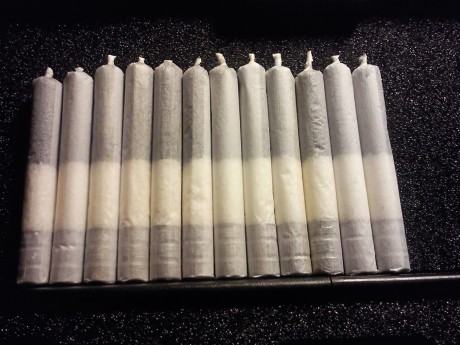Hola, estoy preparándome unos cuantos cartuchos de papel de fumar con polvora negra, sémola y bola.
Son 80