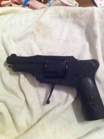 Buenos dias compañeros, alguno me puede indicar informacion sobre este revolver que me han eseñado este 90