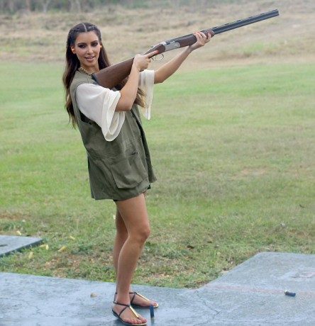  http://www.hoy.es/rc/20121103/mas-actualidad/internacional/kardashian-aficionada-armas-201211032055.html 90