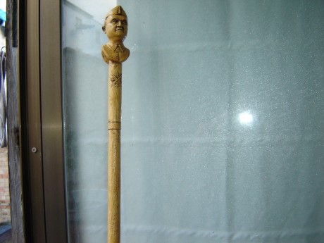 hola . vendo baston tallado con la " cabeza del generalisimo " tiene parte de una oreja rota 00