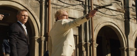 Fui el pasado sábado a ver la película de 007 Skyfall al cine y, entre todo el surtido de armas de fuego 00