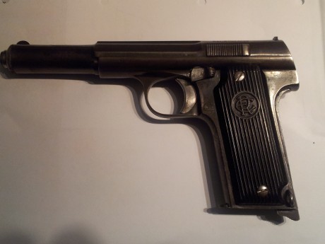 un amigo me ha enseñado una pistola del calibre 9 mm largo marcada con una E sobre una R, es del tipo 30