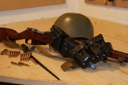El Mosin-Nagant ..
es un rifle militar accionado por cerrojo, con cargador de cinco proyectiles, que 131
