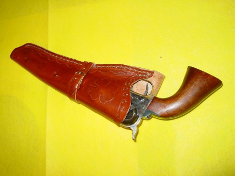 Buenas tardes, cich@s:

Acabo de pedir a Arminse un Uberti Colt Army 1860, el que tiene el tambor grabado, 131