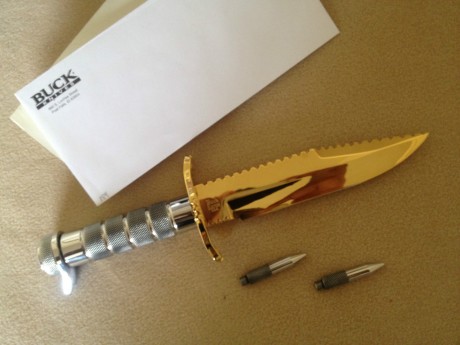 Buenas de nuevo, compañeros:

Os quiero presentar una de mis piezas preferidas, el cuchillo   Buckmaster 30