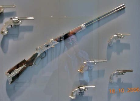 bien, hare un resumen.

en la edicion digital de GUNS AND AMMO, aparece este rifle, del cual narran la 10