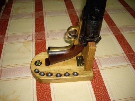  IMG_20240510_181113.jpg bancos de carga para remington y colt     30 euros y 15 euros el empistonador 21