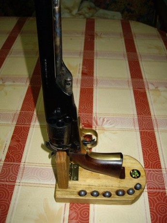  IMG_20240510_181113.jpg bancos de carga para remington y colt     30 euros y 15 euros el empistonador 30