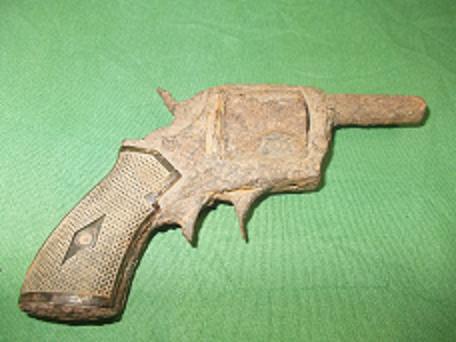 Hola un saludo a todos,si me podrias decir que arma es esta y de que epoca es,si os fijais todavia tiene 00